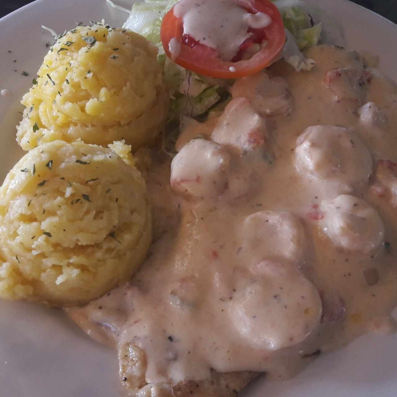 Filete de Corvina con topping y relleno de camarones + puré de papa