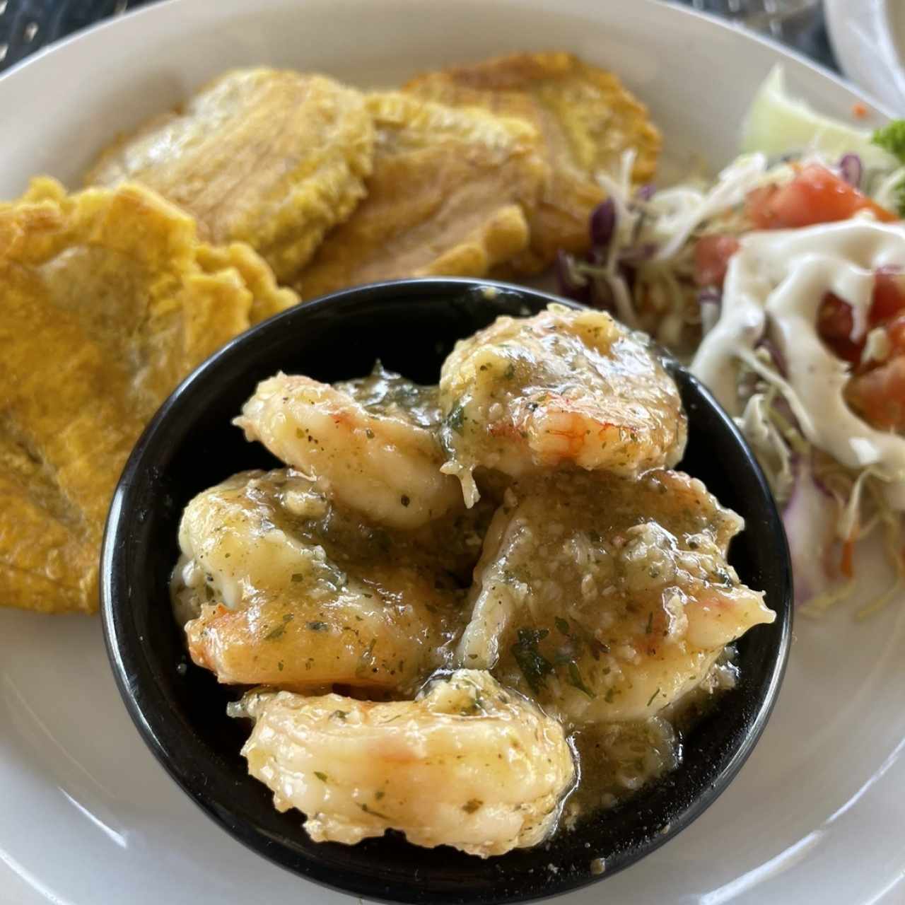 Camarones al ajillo con patacones 