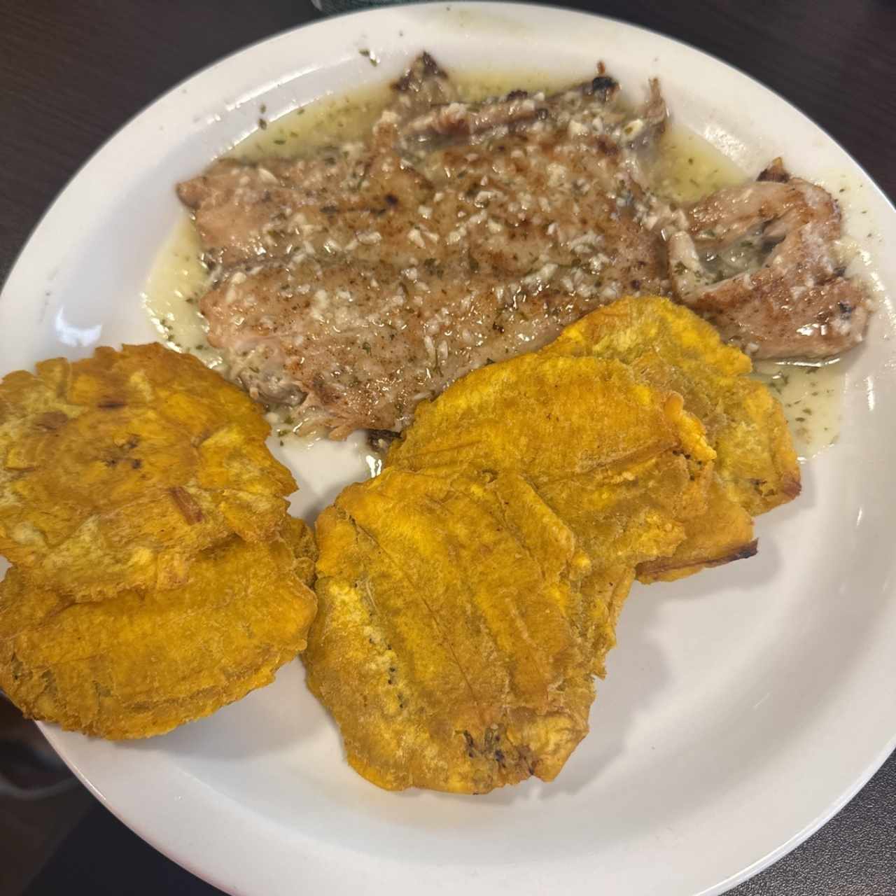 FILETE DE PESCADO AL AJILLO