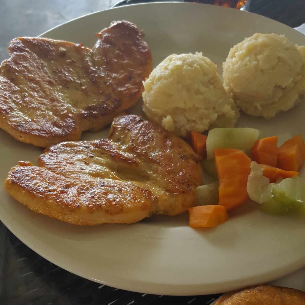 pollo a la plancha con puré y vegetales