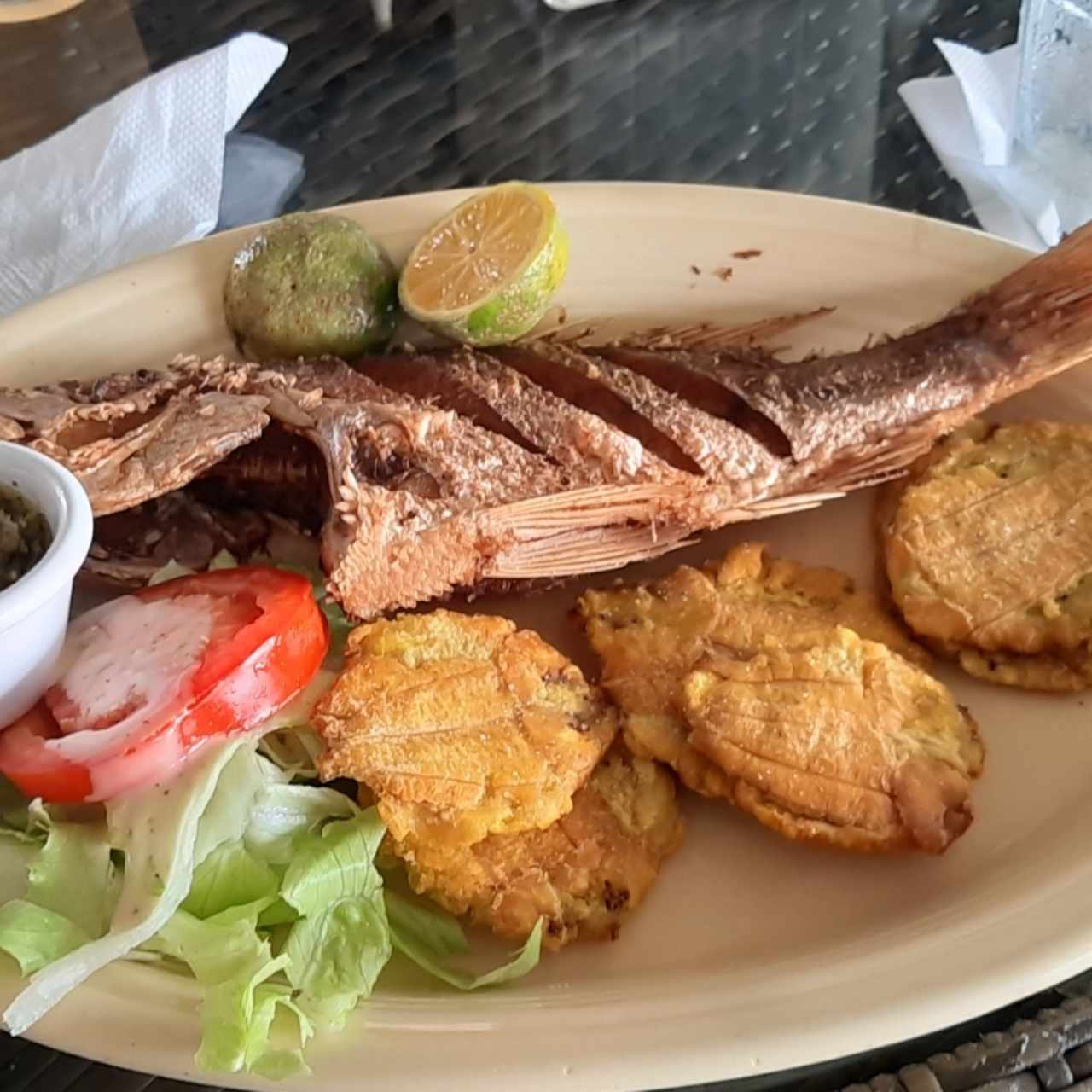 Pargo Frito con patacones  
