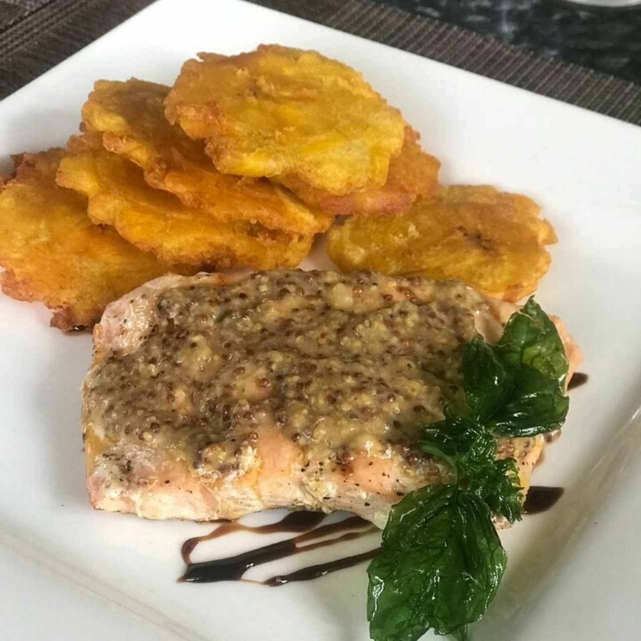 salmón con patacones
