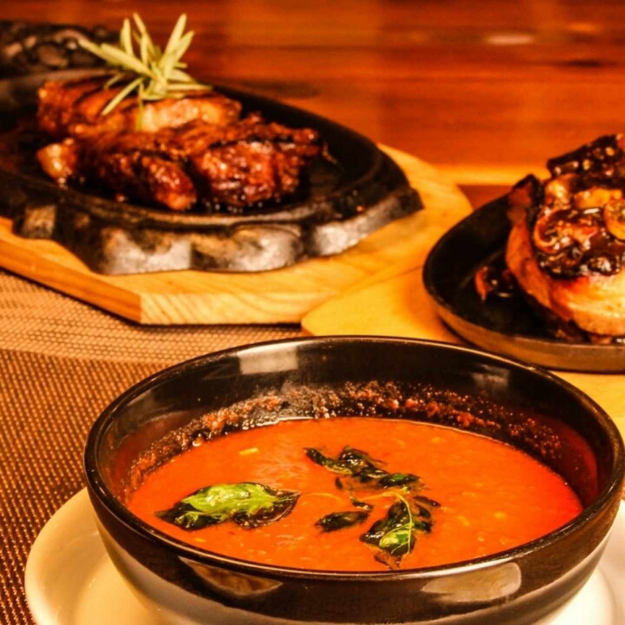 Rib eye, filete minon y sopa de tomate