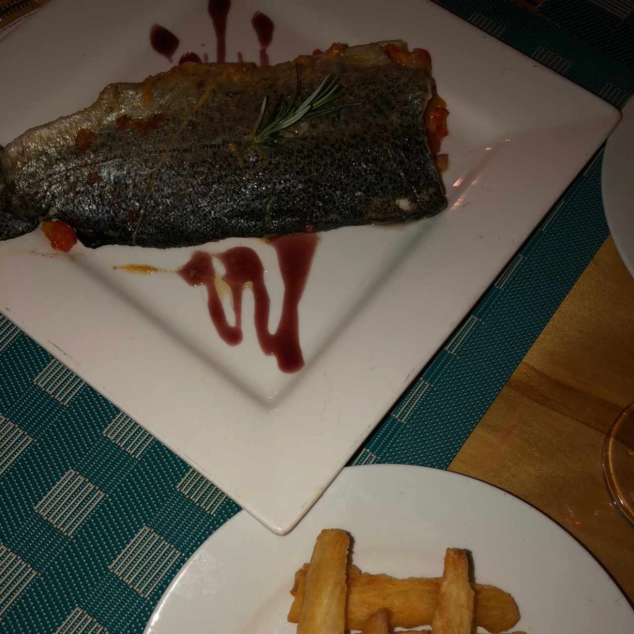 Filete de pescado acompañado de yucas