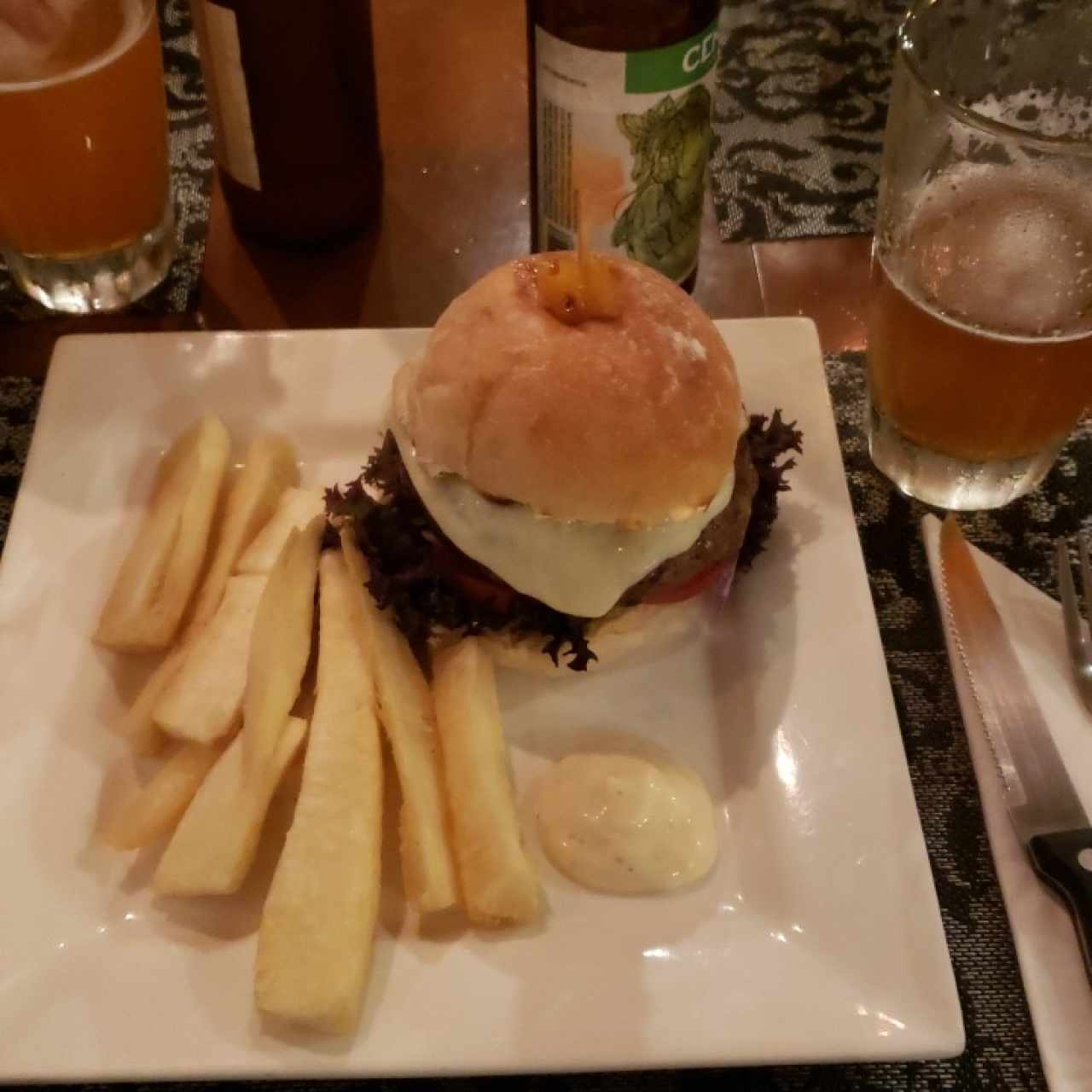 Hamburguesa X con Yuca