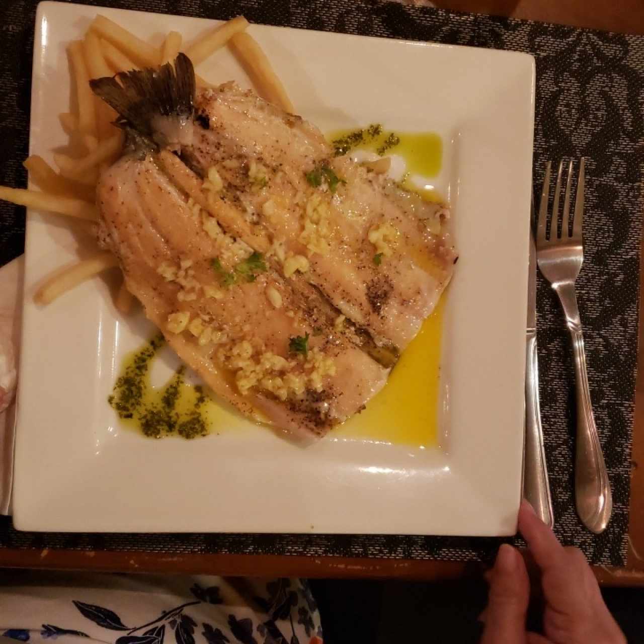 Trucha al ajillo.
