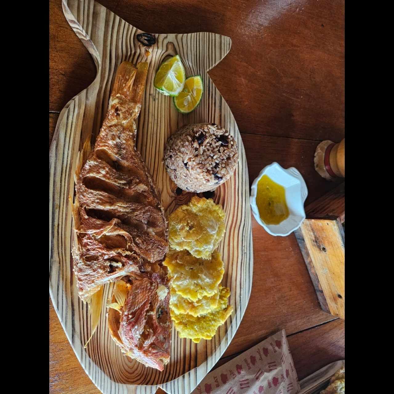 PARGO ENTERO EN SALSA CRIOLLA, AJILLO O FRITO