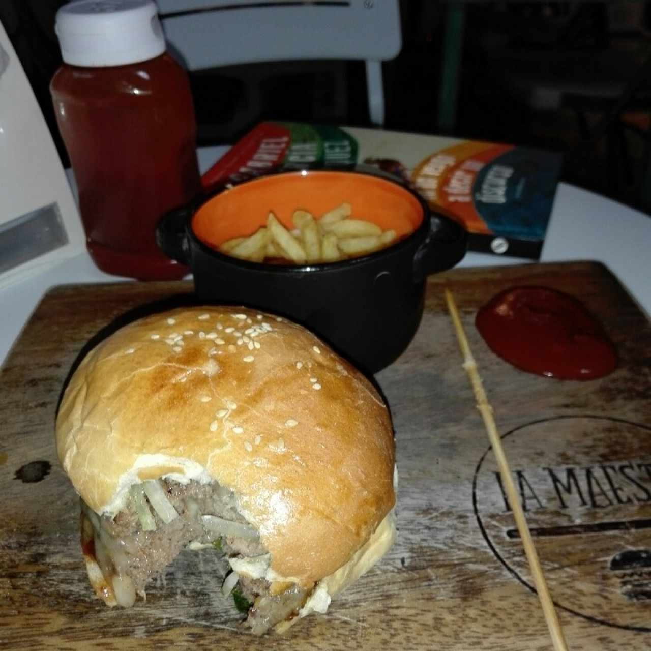 Hamburguesa 1/2 libra con papas fritas