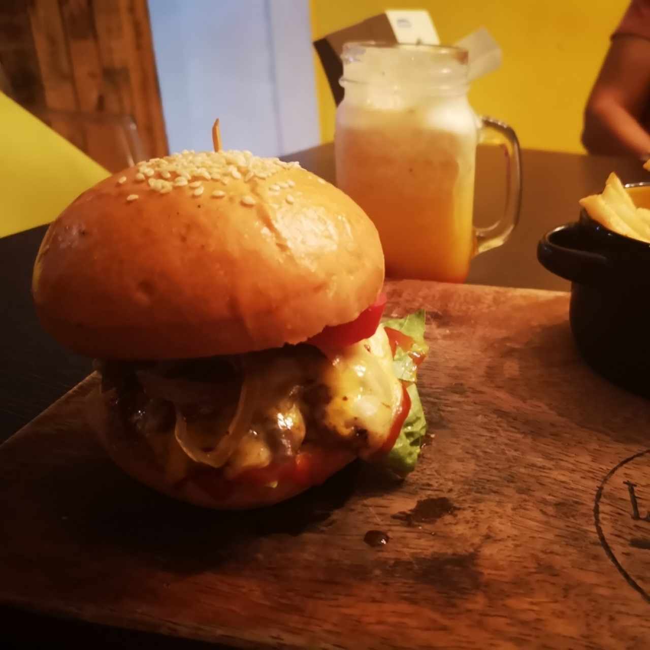 La Maestra de 1/4lb. y Jugo Sunset