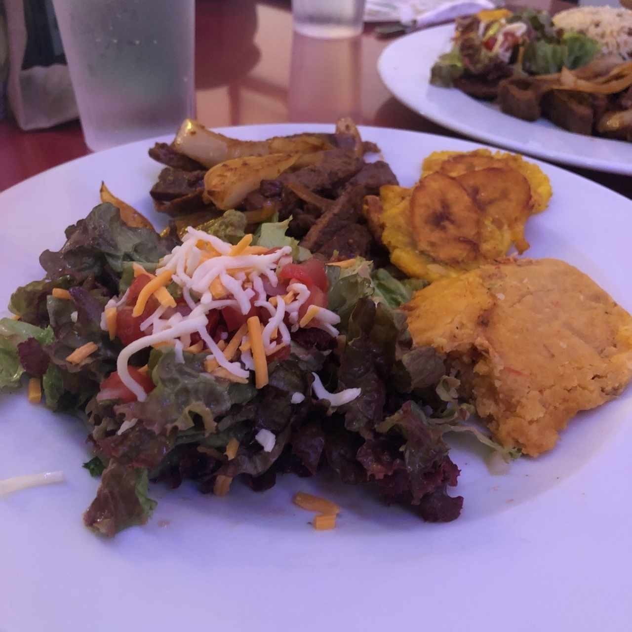 Plato del dia: Bistec encebollado con ensalada 