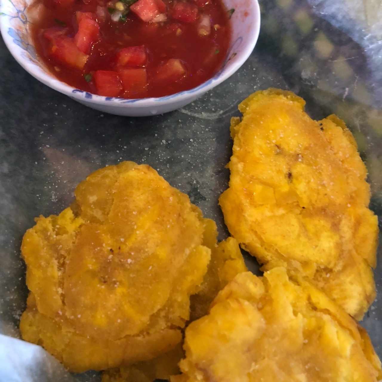 patacones y pico de gallo