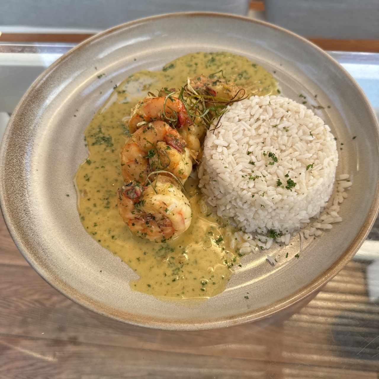 Arroz con coco y langostinos