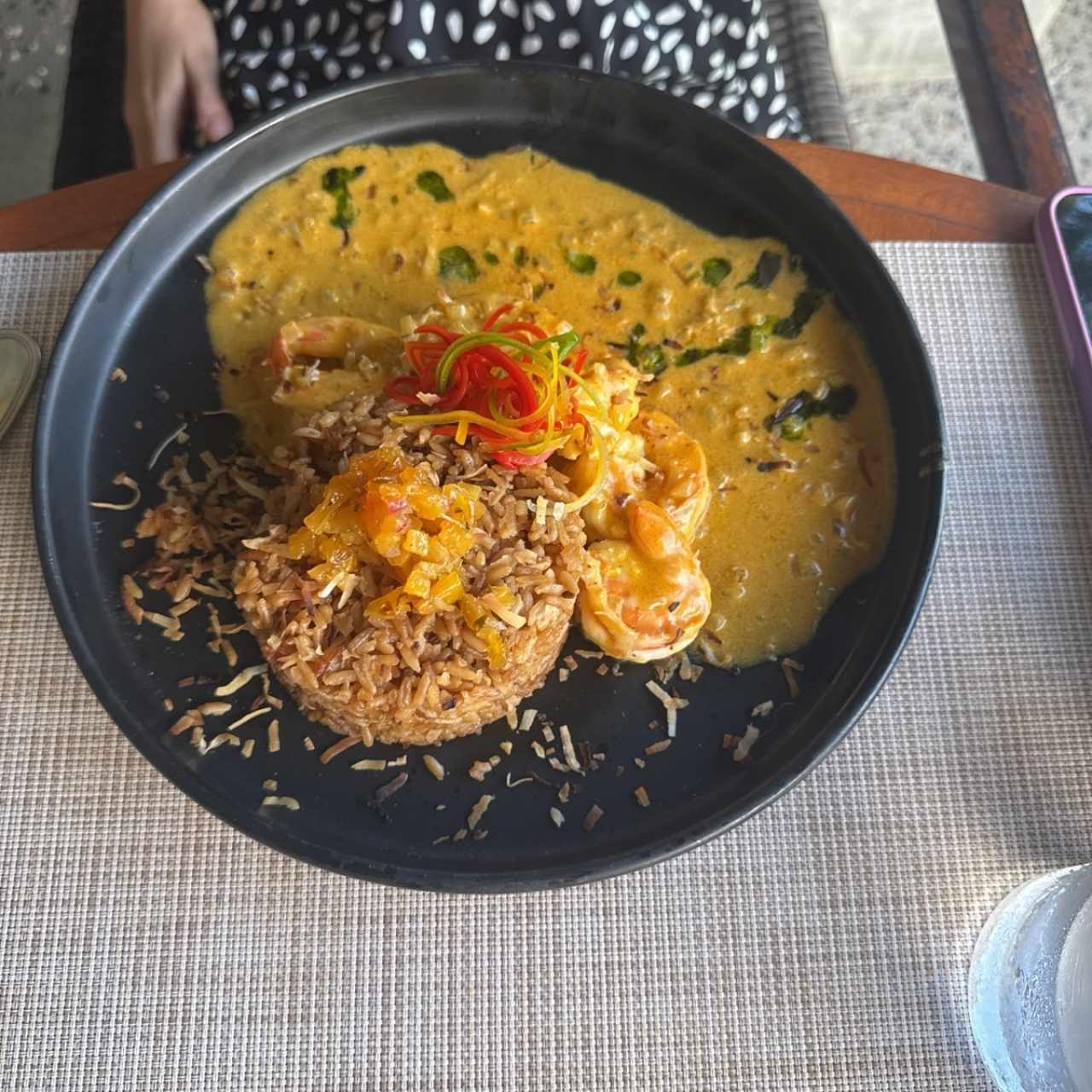 Arroz con coco y langostinos