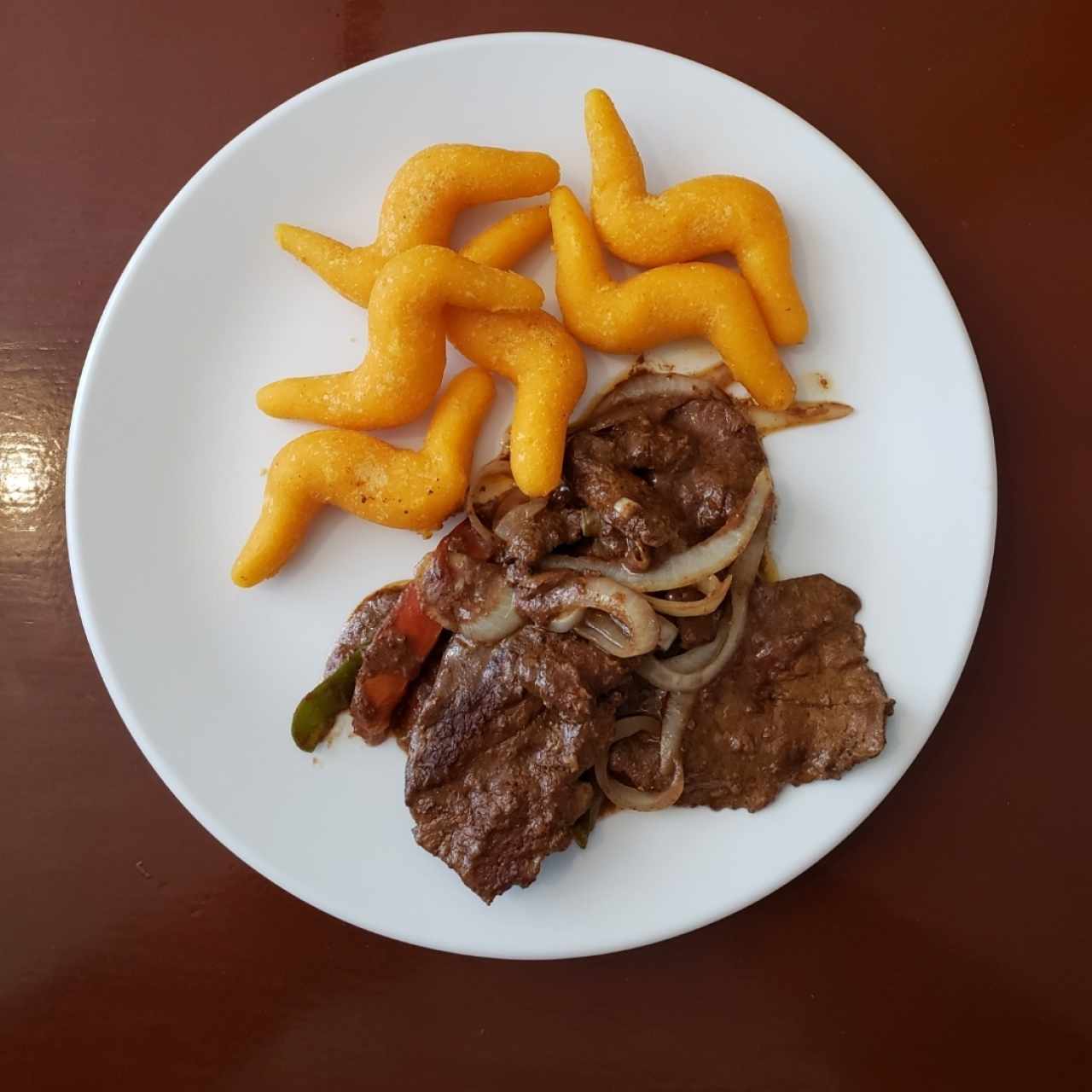 Hígado encebollado con almojabanos.