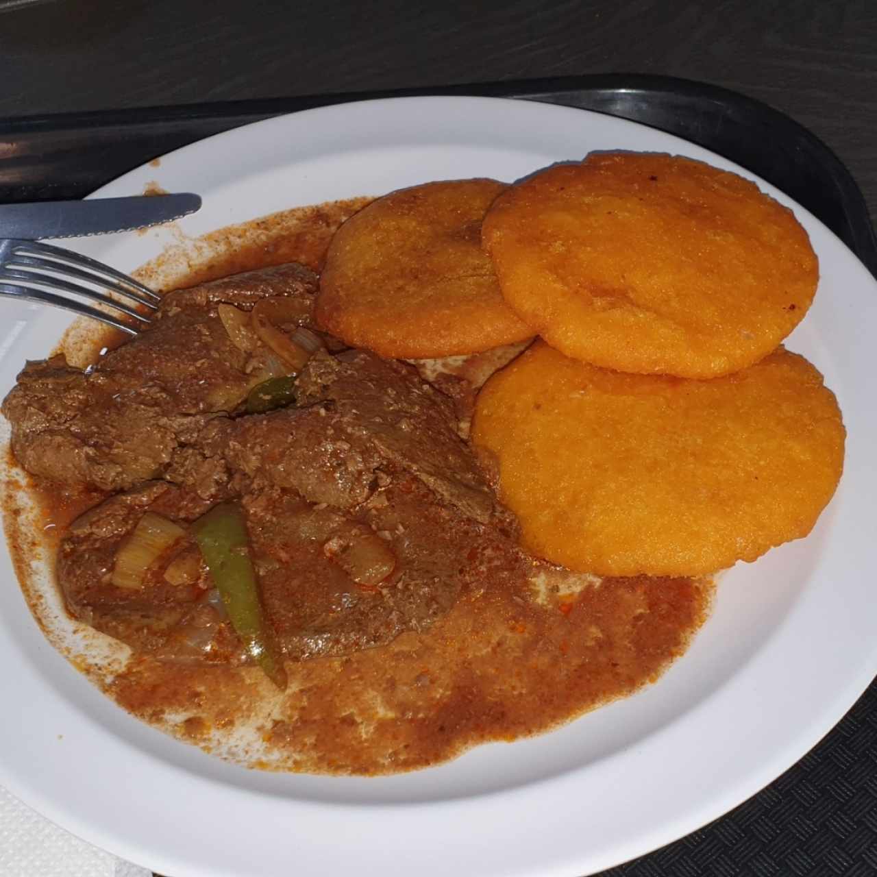 bistec de hígado con tortillas artesanales