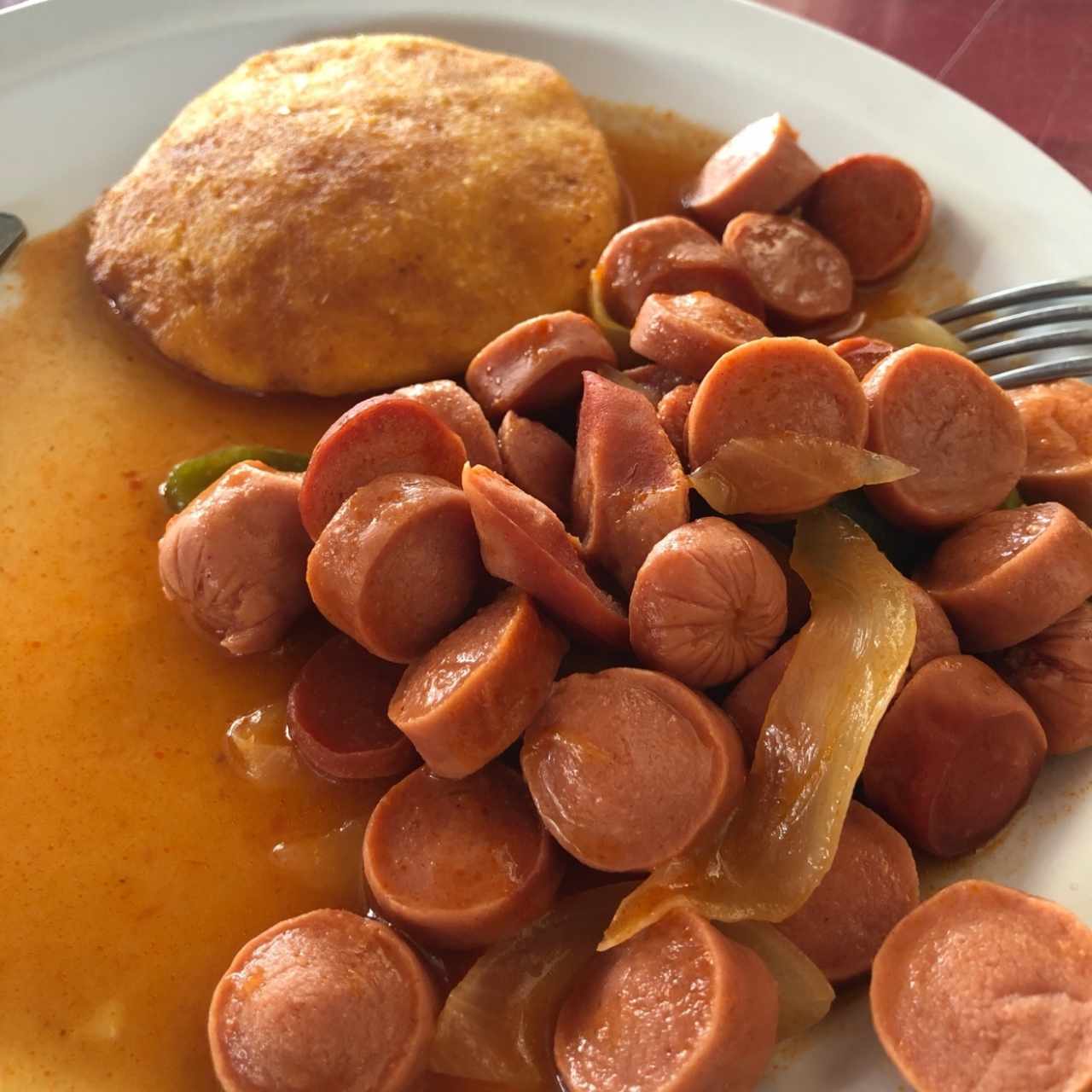Tortilla de maíz con salchichas guisadas