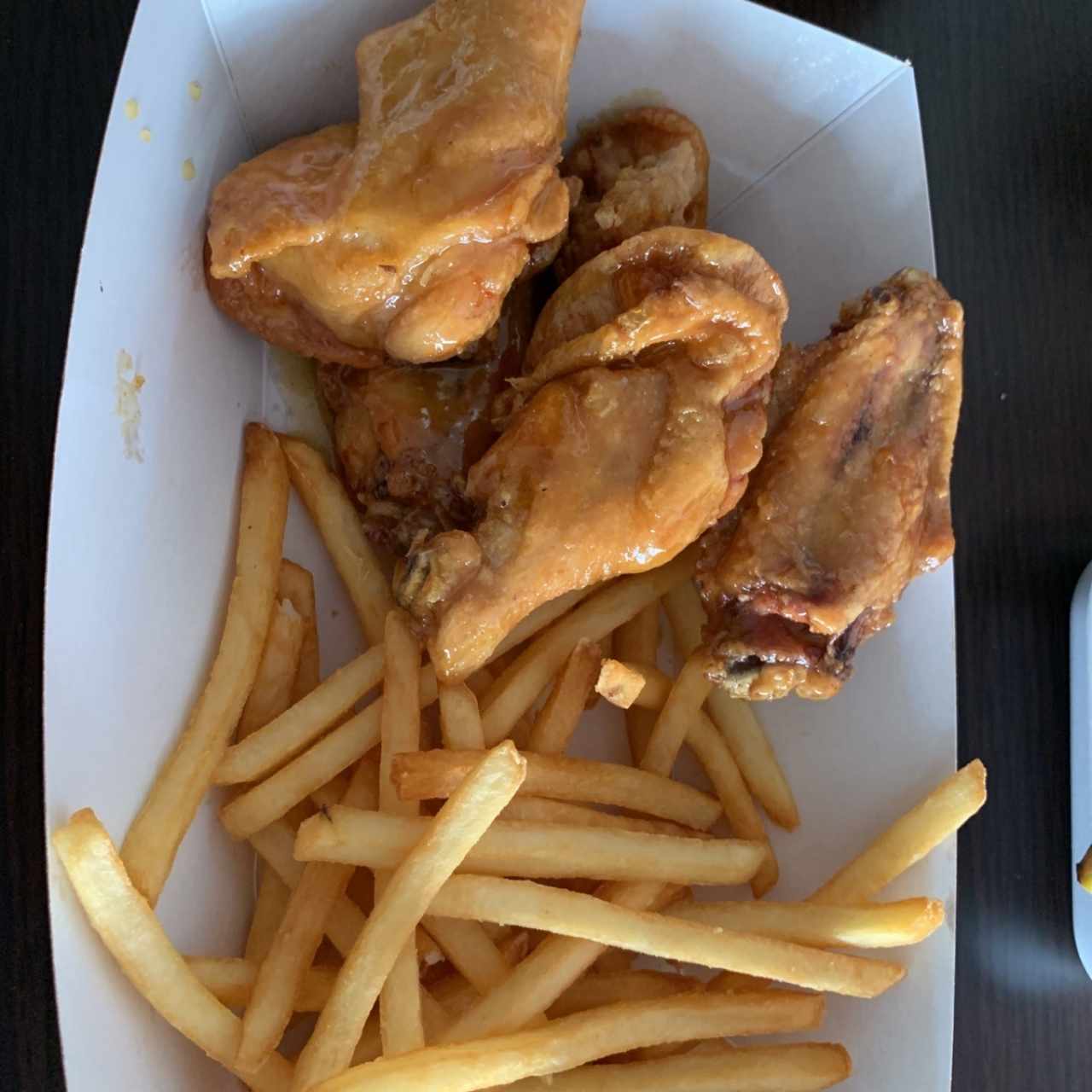 Alitas con papas fritas 