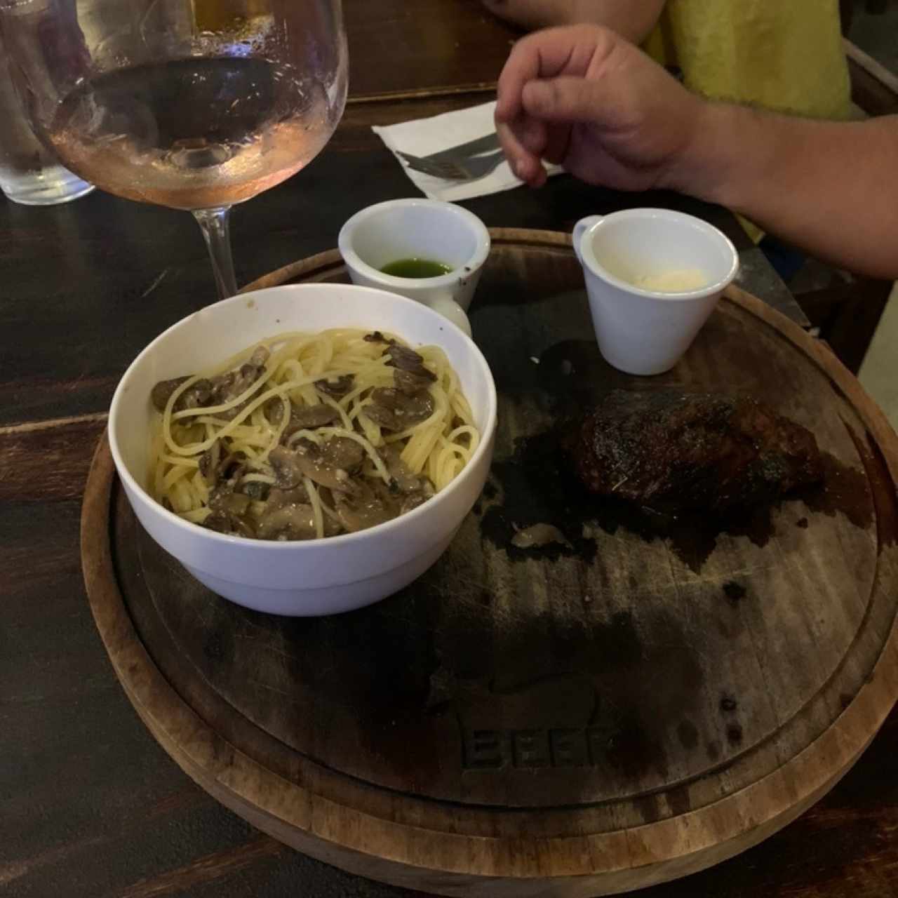 entraña acompañada de spaguetti al oleo con hongos 