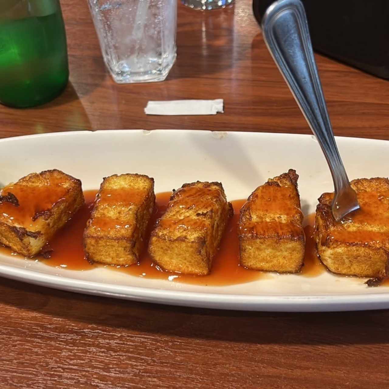 Queso gratinado con salsa agridulce 