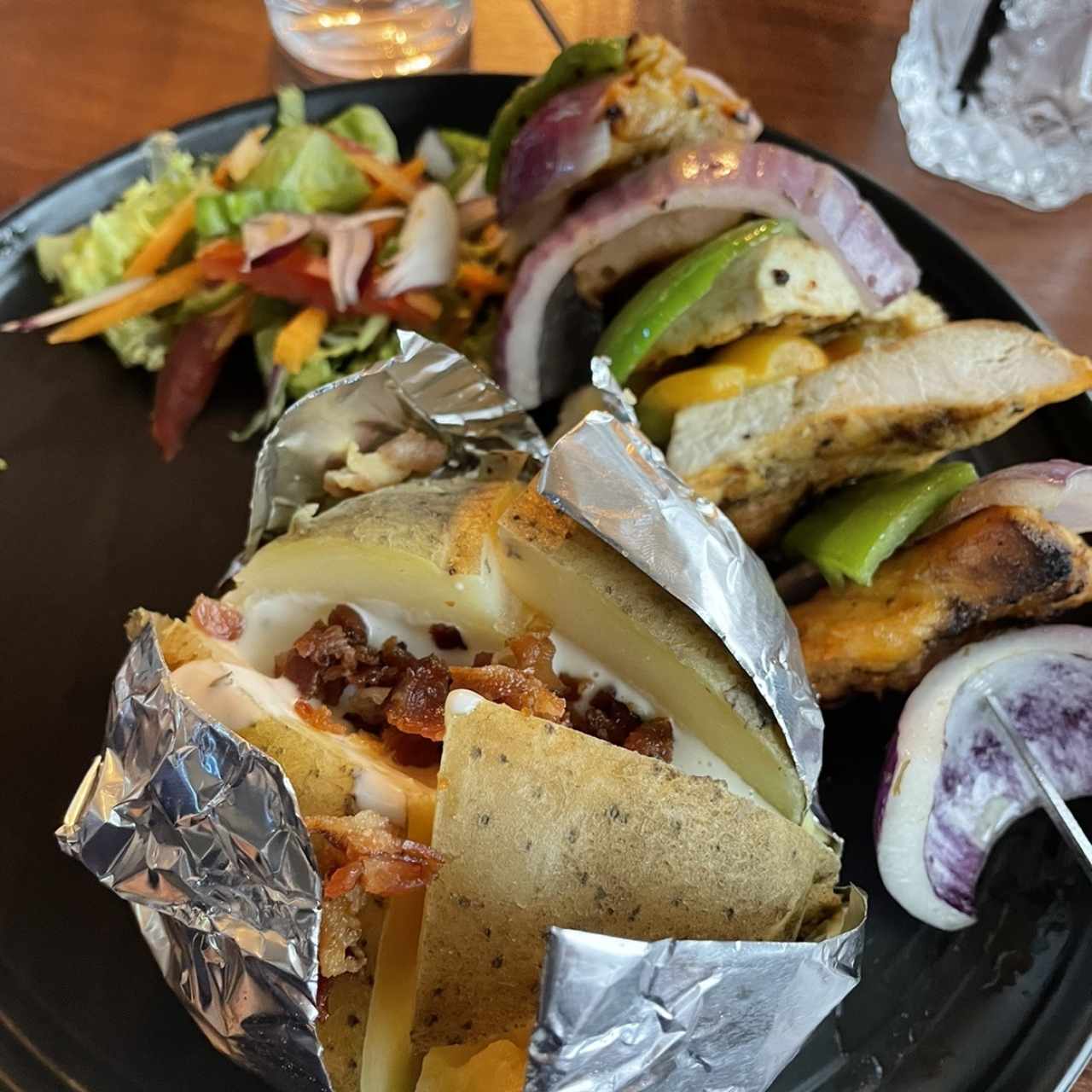 Brocheta pollo y papa asada