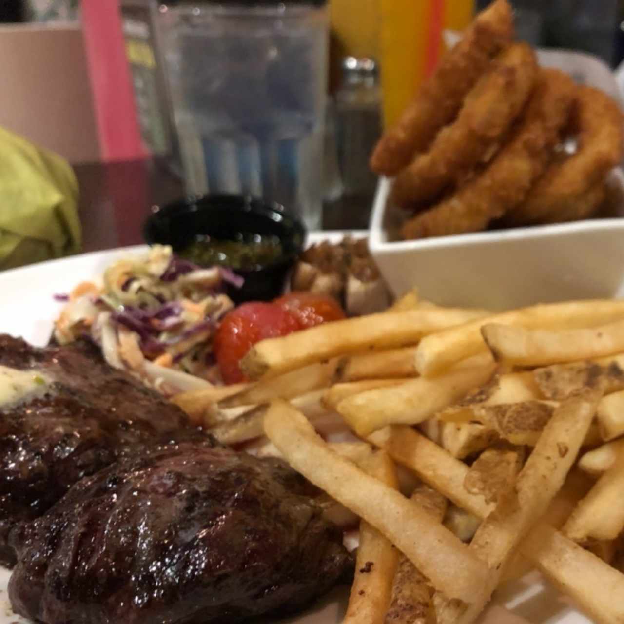entraña con papas y aros de cebolla