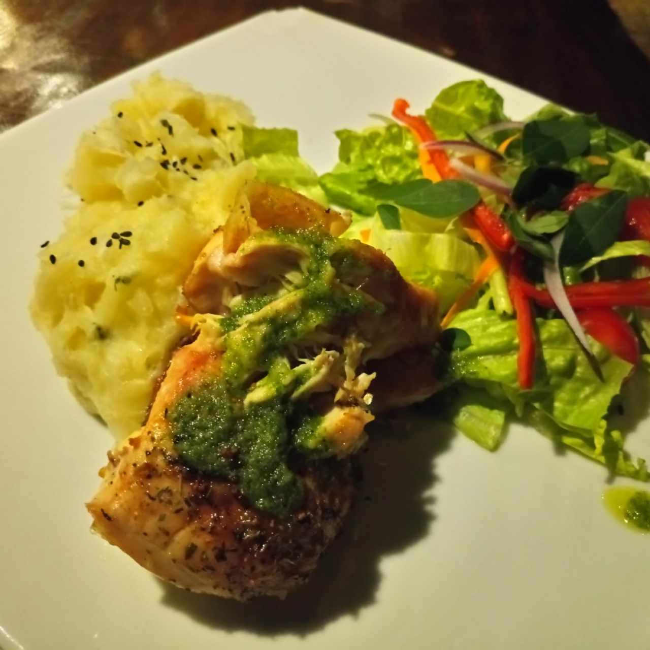 Puré de yuca (delicioso), pollo asado y ensalada de lechugas con pimientos 