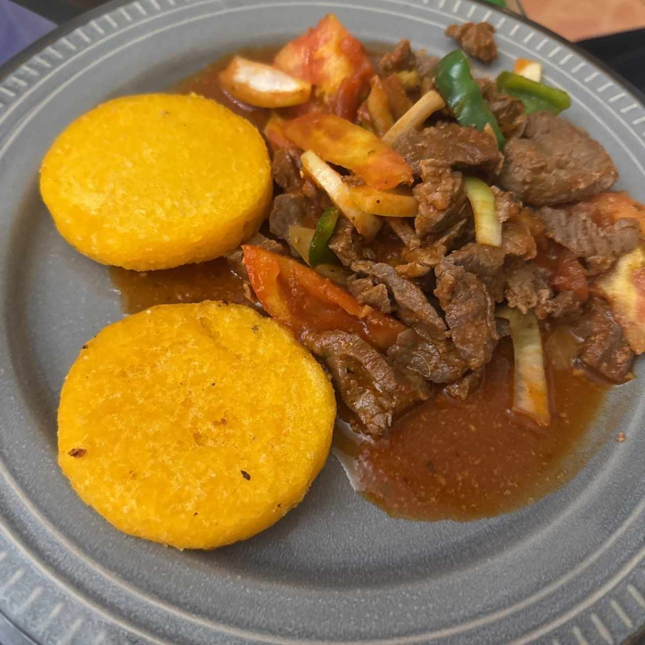 Bistec de carne Encebollado con tortillas 