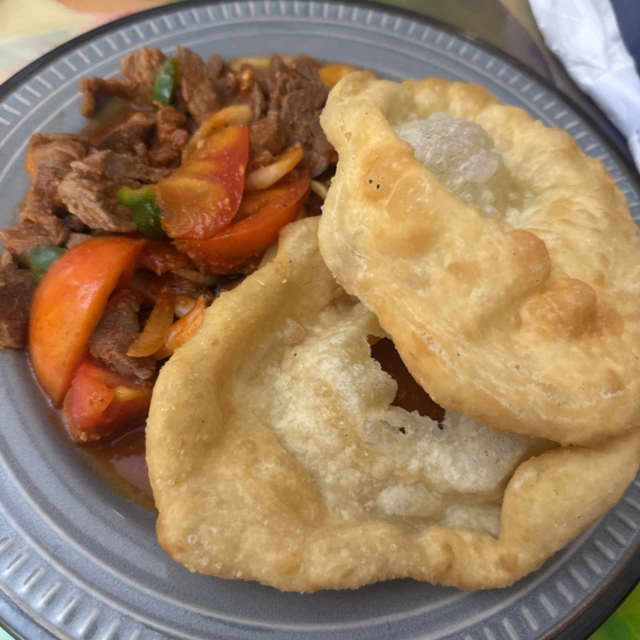 Bistec de carne Encebollado con hojaldres 