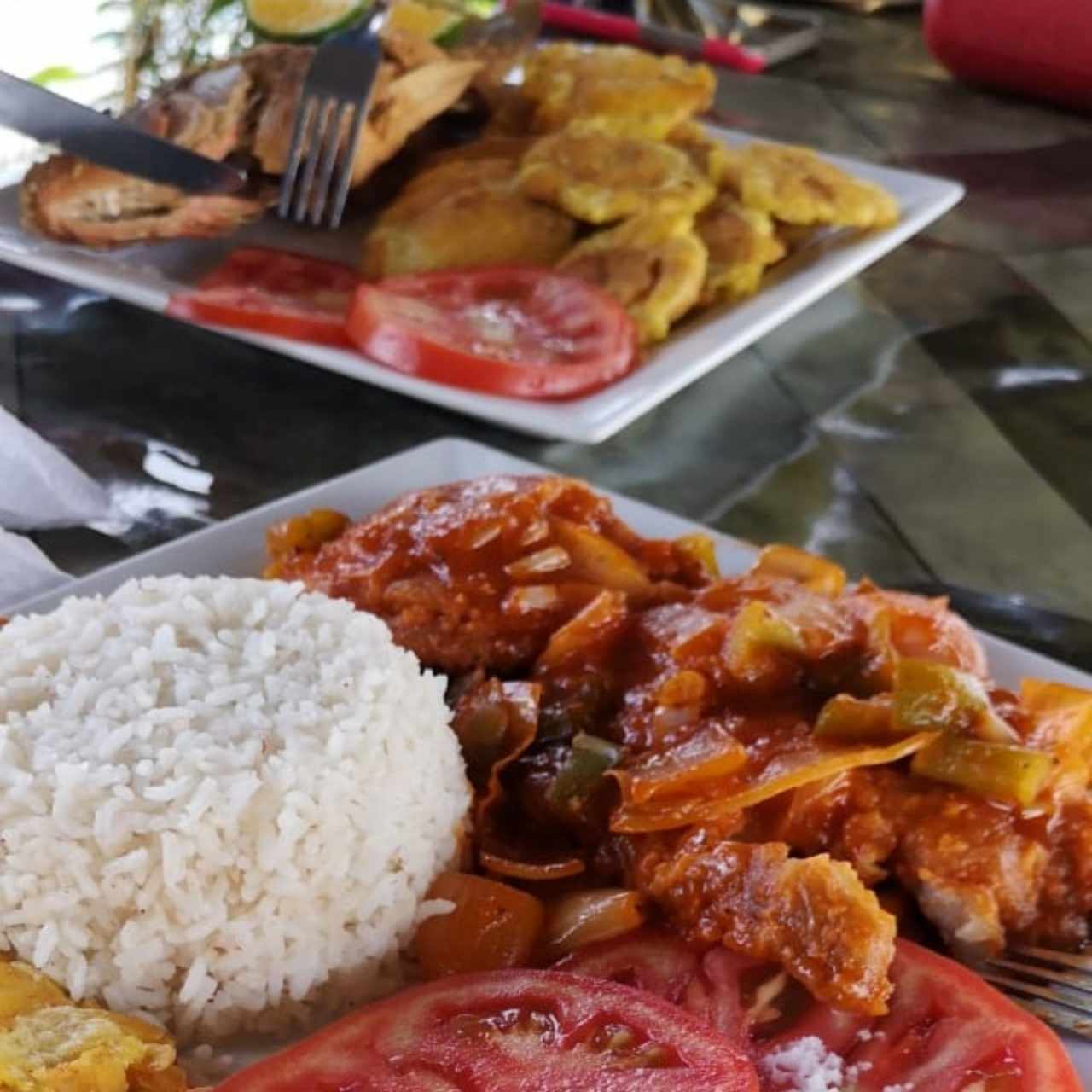 filete de pescado en salsa criolla y al fondo pargo rojo frito😋
