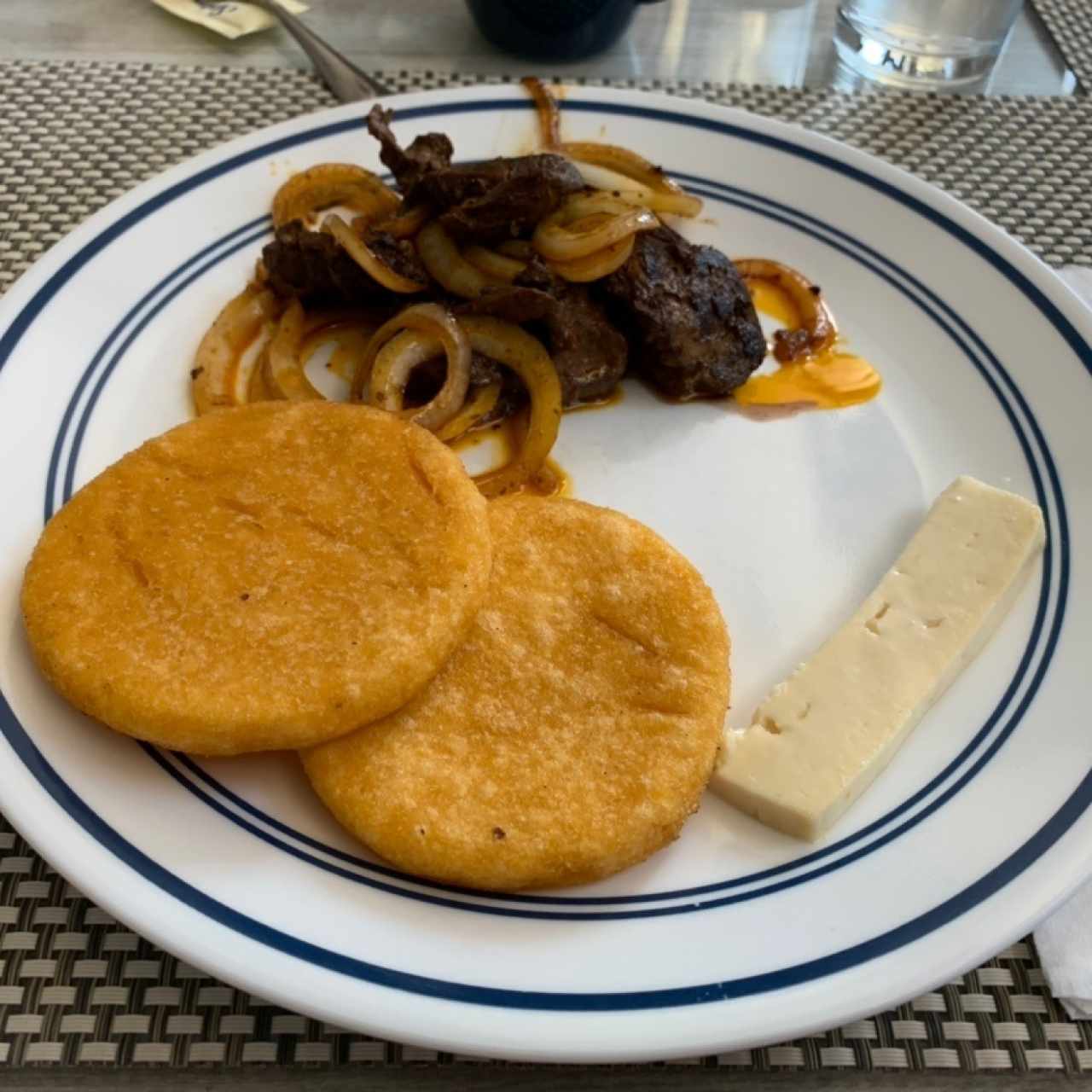La Molienda:  Hígado Encebollado, Tortillas y Queso Blanco 
