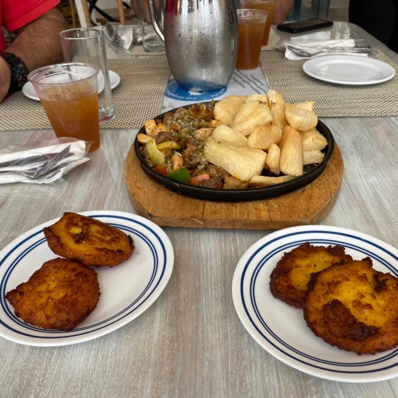 Boñueños y picada de carne con yucas de entrada 