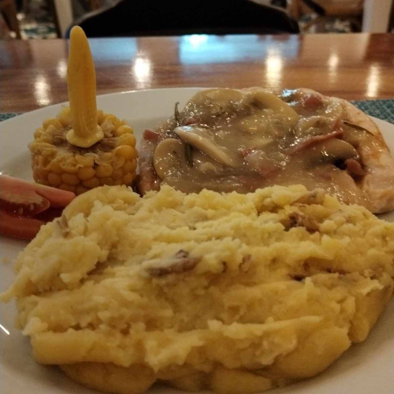 Pollo con hongos y pure rústico 
