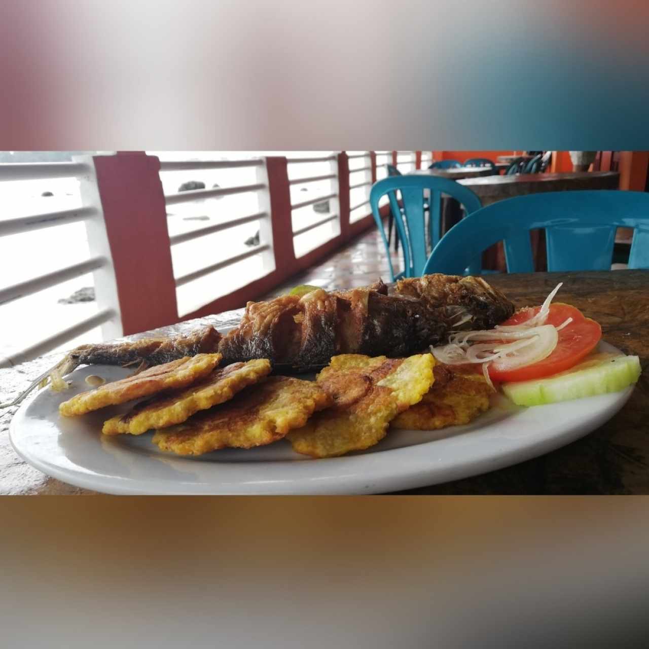 Pescado Frito con Patacones y Ensalada