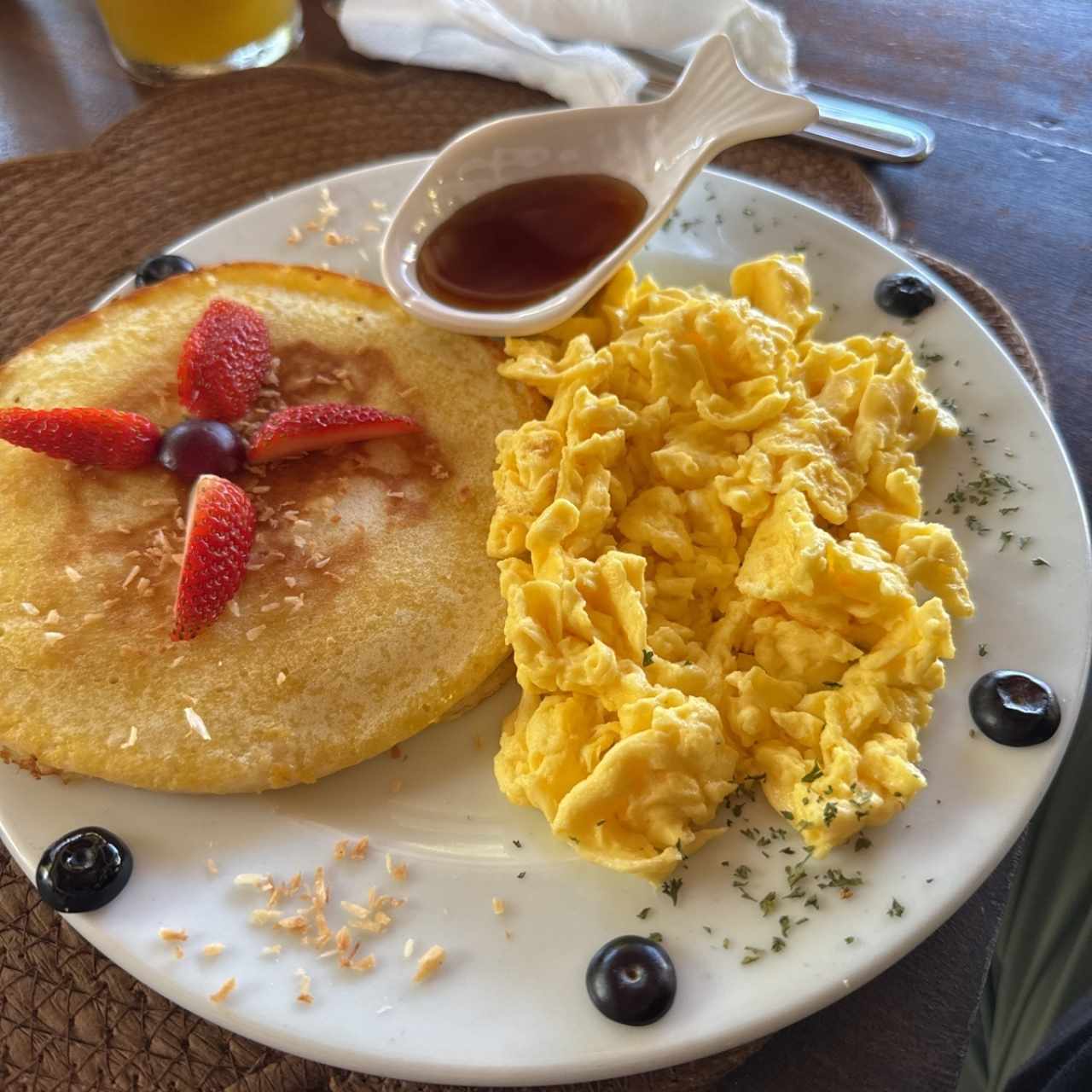 Desayuno de Pancake con huevos revueltos