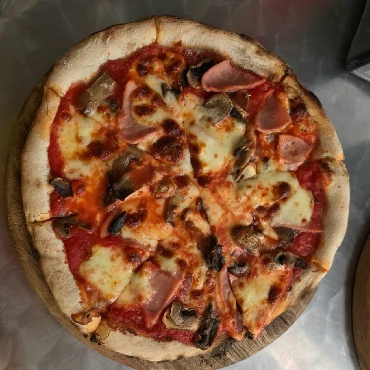 Pizza de jamón y hongos