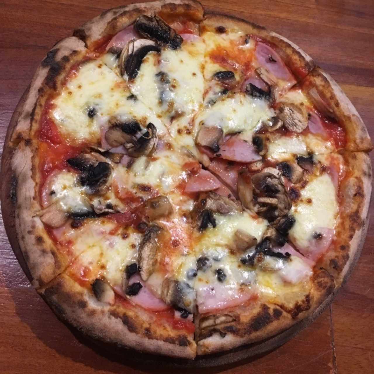 Pizza de jamón y hongos 