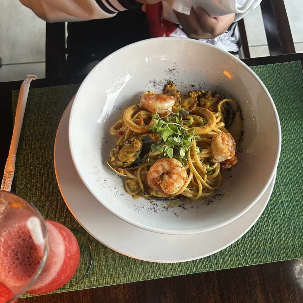 Linguini al azafran y mariscos