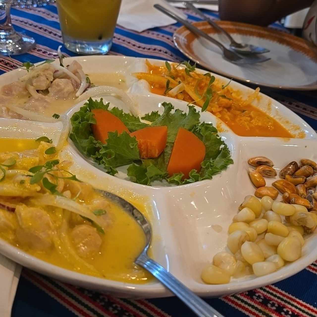 mix de ceviches. es imposible no seguir comiendolo