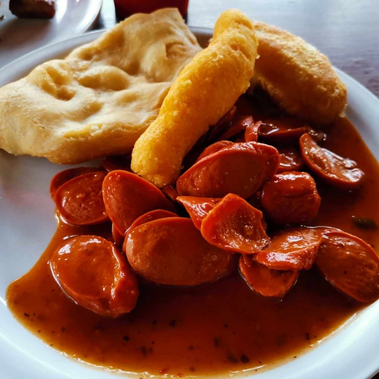 Salchichas con hojaldre, carimañola y almojabano