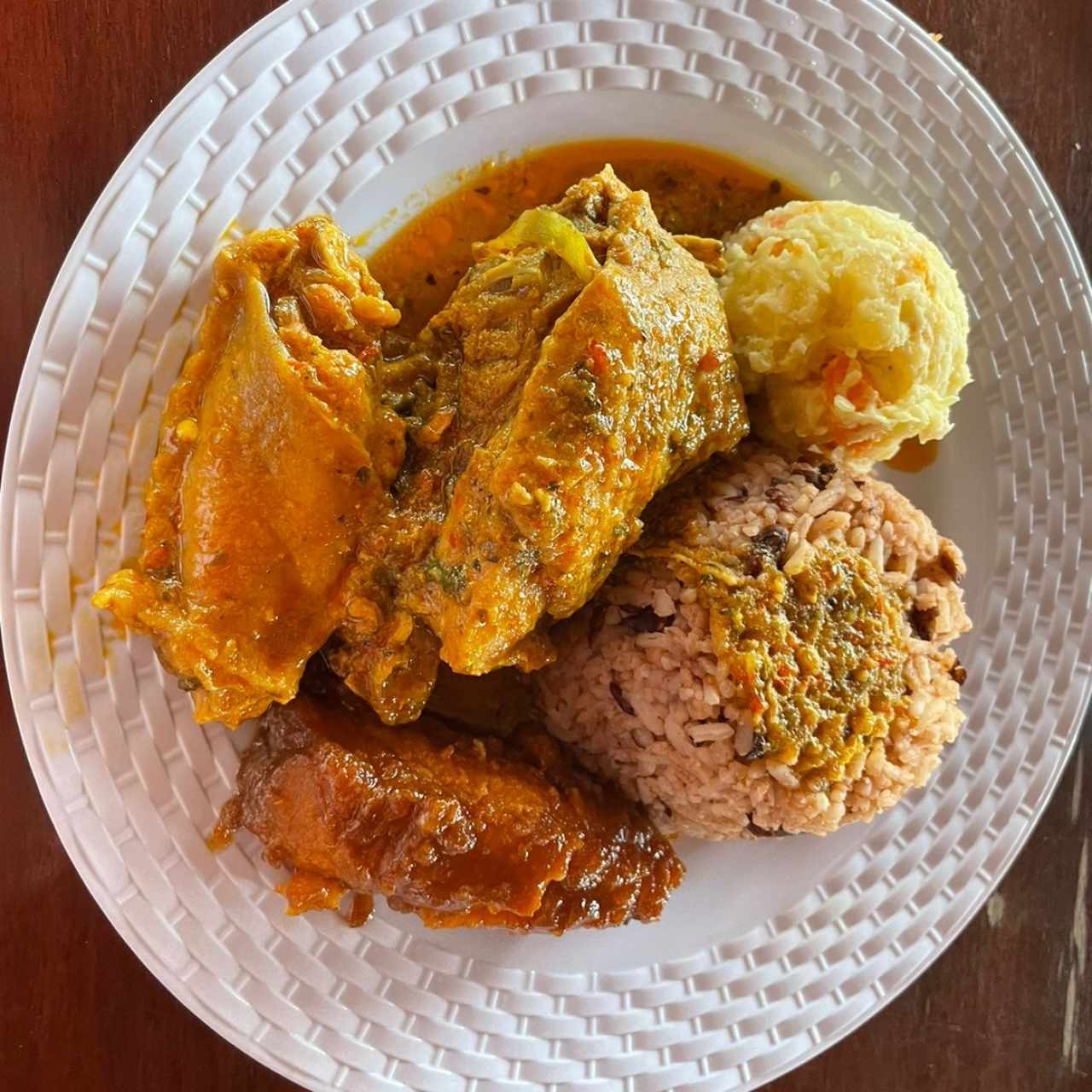 Gallina Guisada con Arroz con Frijoles, Ensalada de Papas y Plátano en Tentación 