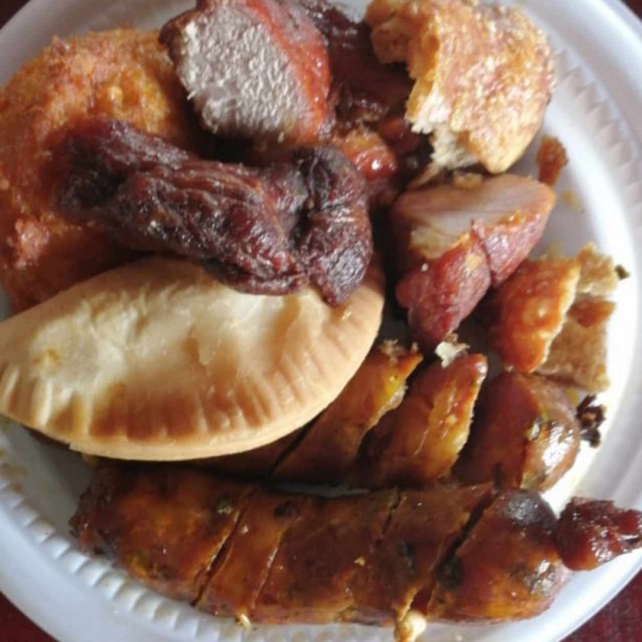 Torrejitas de maíz, empanada, chicharrón, lechona, chorizo santeño