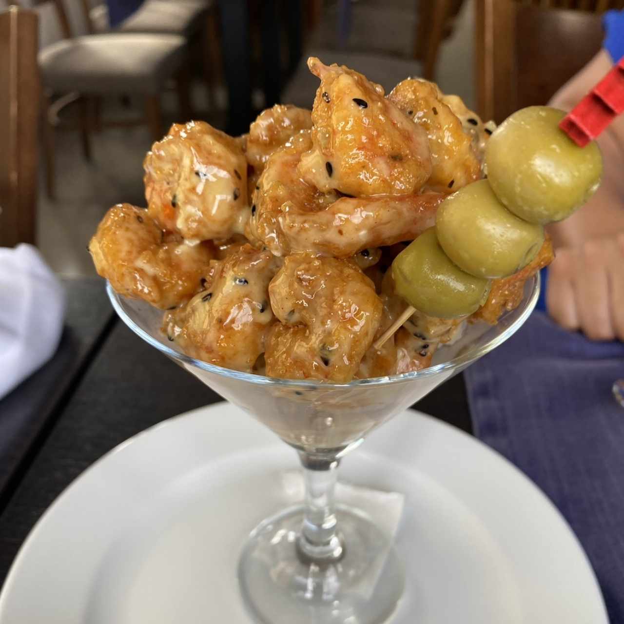Martini de camarón rebozado en salsa picante y dulce