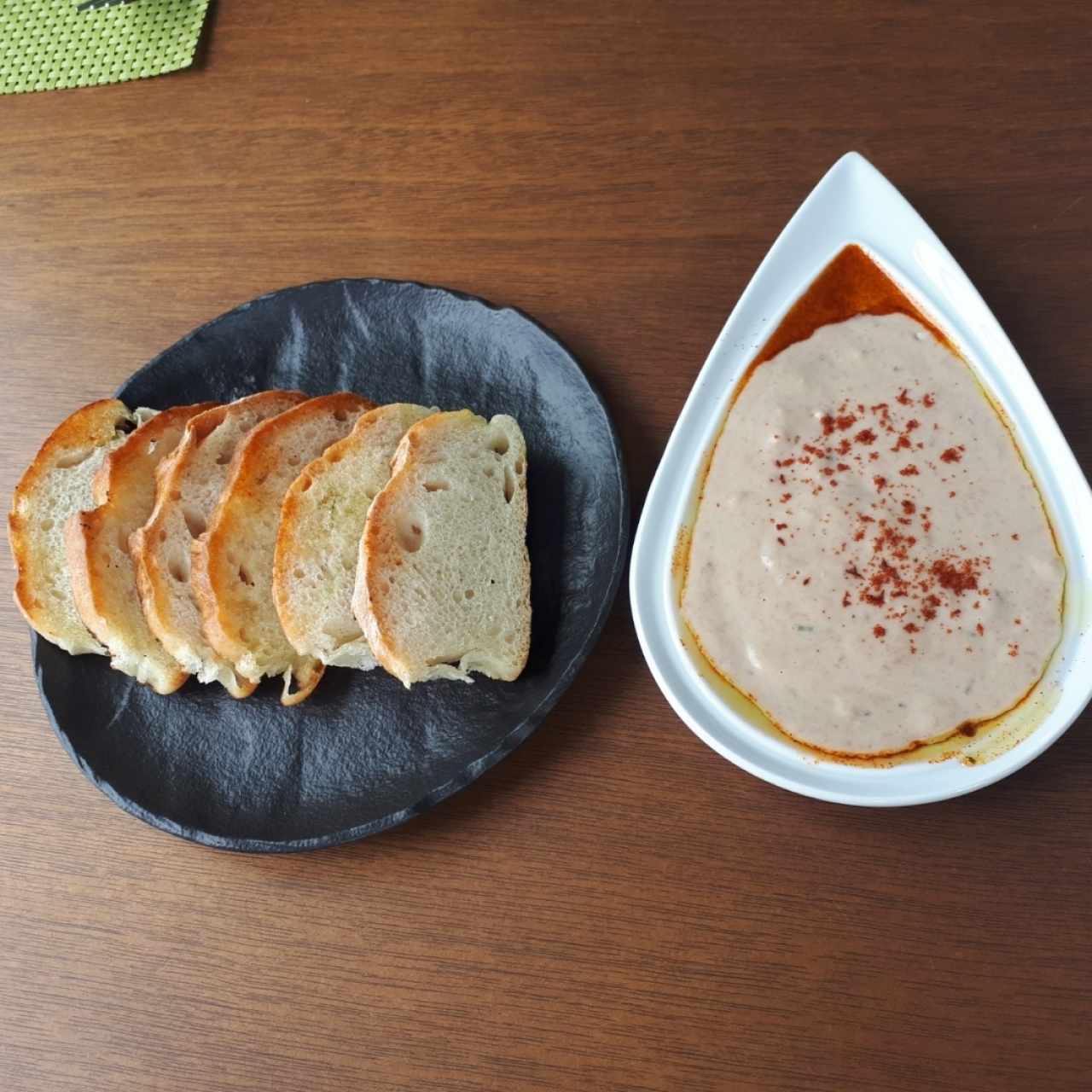 pan de la casa y hummus