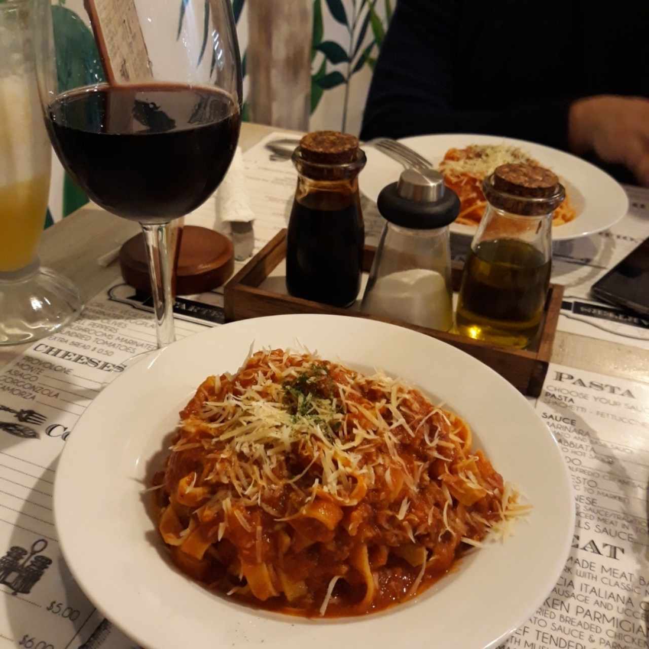 Lenguini en salsa bologueñesa/copa de vino merlot