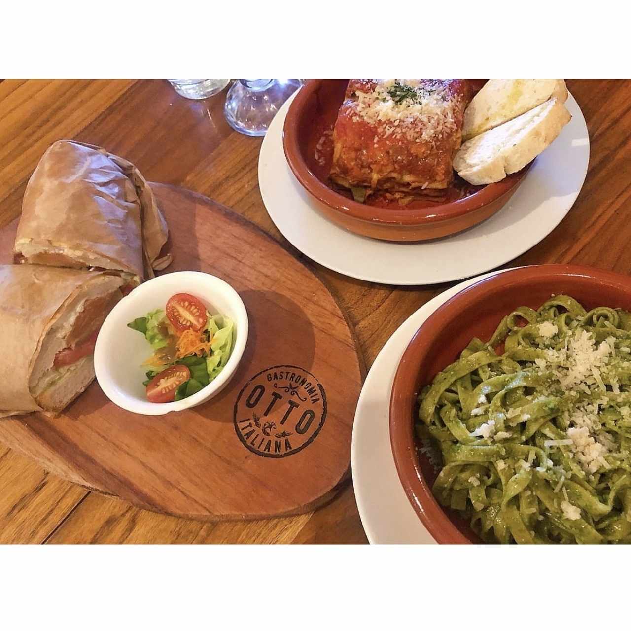 Lasaña, emparedado y pasta al pesto.