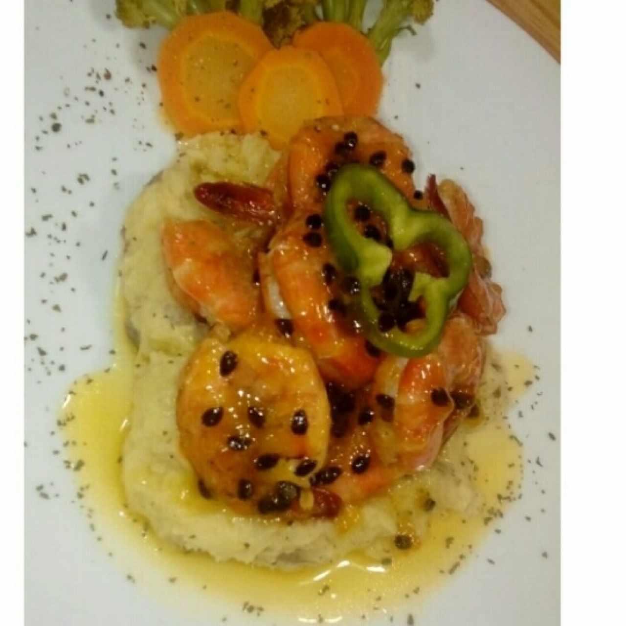 camarones en salsa de maracuya y un toque de brandy acompañado de puré rustico.