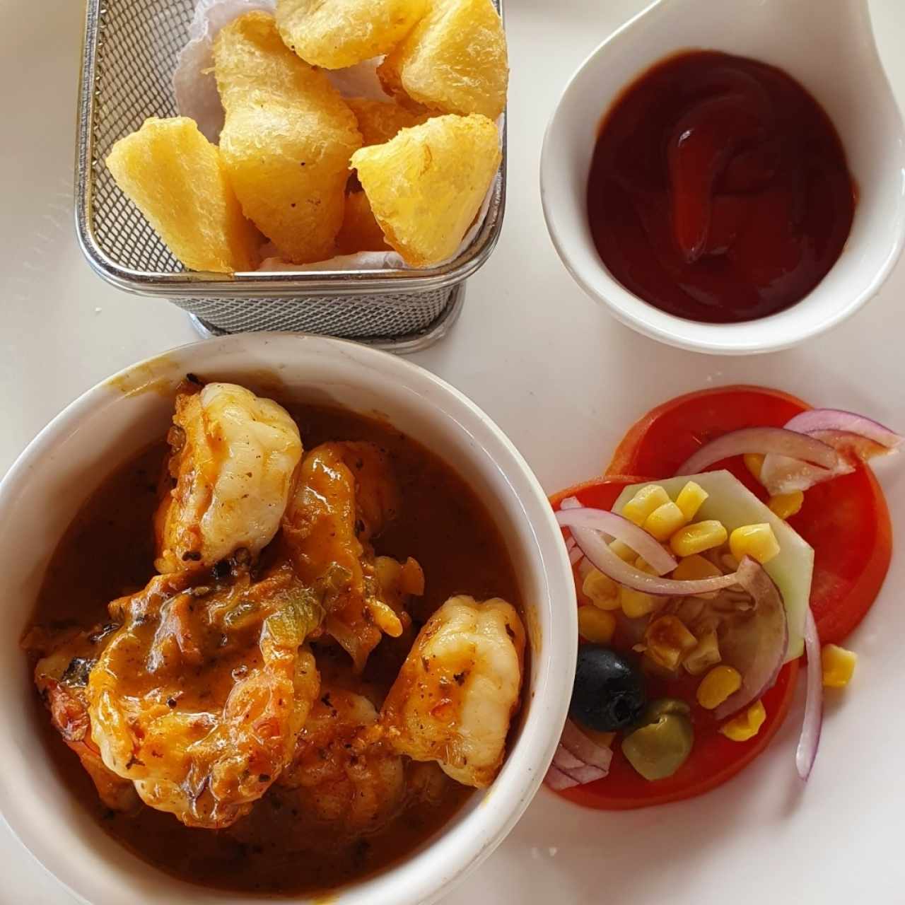 Camarones en Salsa Caribeña con yuca