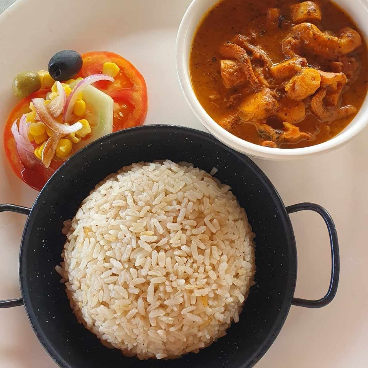 Pulpo en salsa de leche de coco con arroz con coco