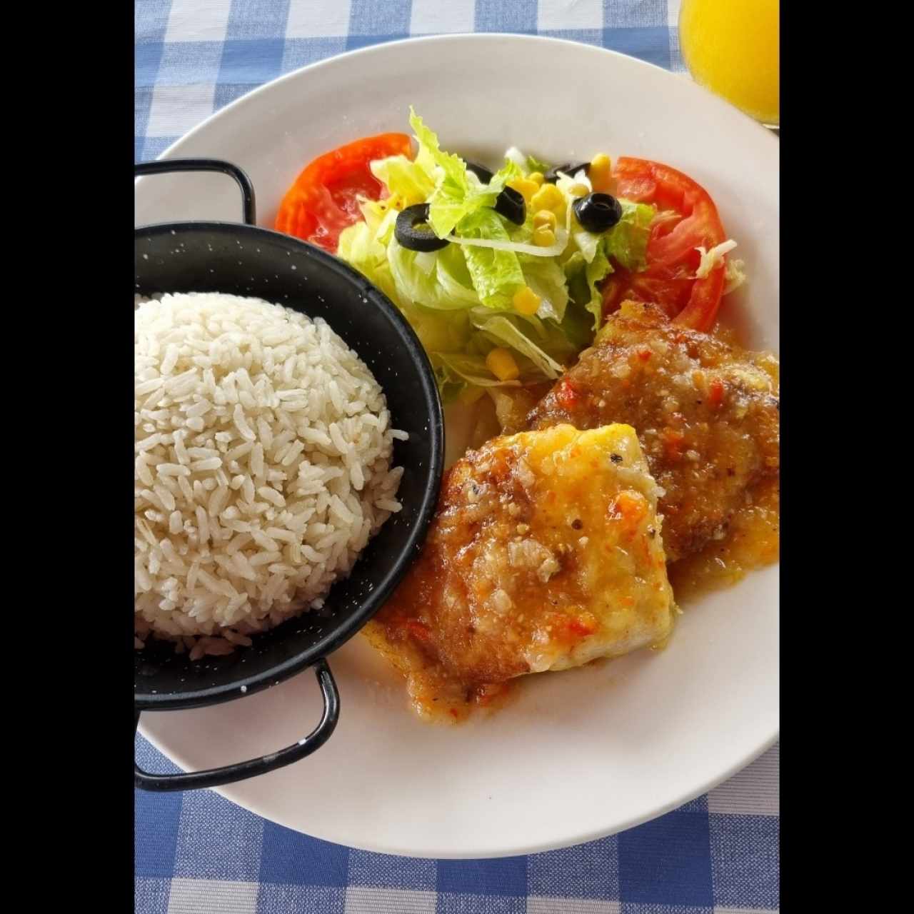 corvina al ajillo con arroz con coco