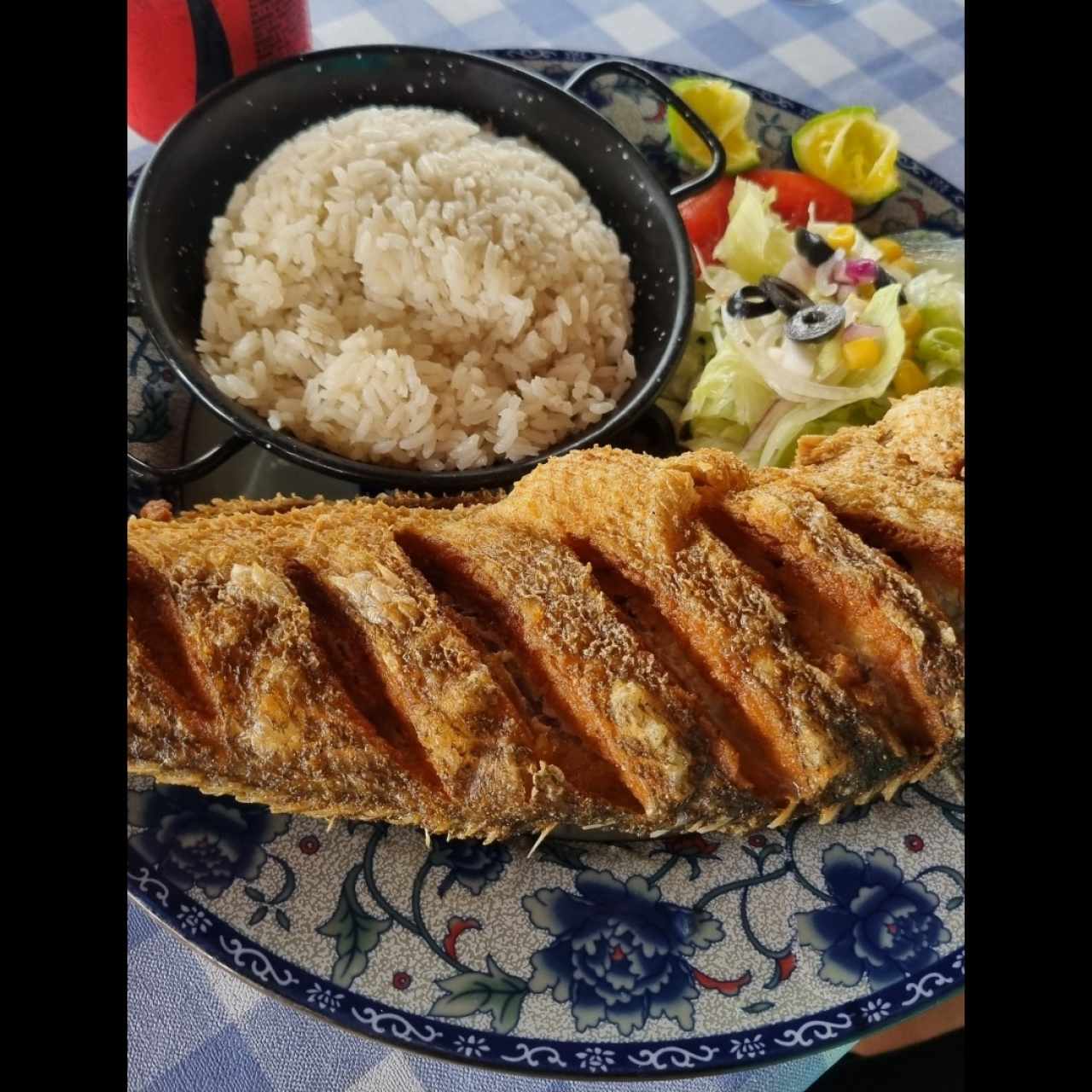 Pescado frito con arroz con coco